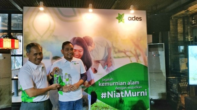 Billboard Dari Sampah Plastik Botol. (Suara.com/Firsta Putri Nodia)