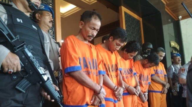 Lima tersangka pembakar Mapolsek Tambelangan resmi ditahan polisi. (Suara.com/Achmad Ali)