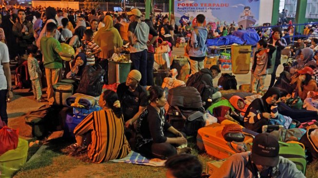 Sejumlah calon penumpang menunggu jadwal keberangkatan kapal, di Pelabuhan Pantoloan, Palu, Sulawesi Tengah, Minggu malam (26/5). ANTARA FOTO/Mohamad Hamzah