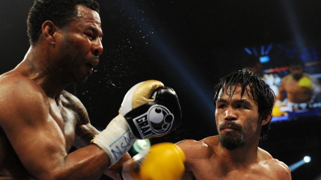 Petinju Filipina, Manny Pacquiao (kanan), mendaratkan pukulan keras ke wajah penantangnya, Shane Mosley, dalam duel di MGM Grand Garden Arena, Las Vegas, AS, Sabtu (7/5/2011]. [AFP/Gabriel Bouys]