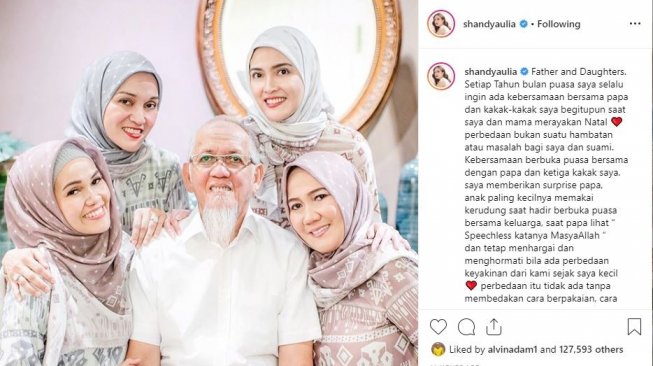 Shandy Aulia tampil berhijab di acara buka bersama keluarganya. [instagram/shandyaulia]