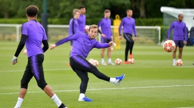 Striker Tottenham Hotspur Harry Kane sudah ikut mengambil bagian di sesi latihan bersama timnya menjelang menghadapi Liverpool di final Liga Champions. Daniel LEAL-OLIVAS / AFP