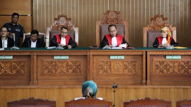 Terdakwa kasus penyebaran berita bohong atau hoaks Ratna Sarumpaet menjalani sidang lanjutan yang beragendakan tuntutan di Pengadilan Negeri Jakarta Selatan, Selasa (28/5). [Suara.com/Arief Hermawan P]