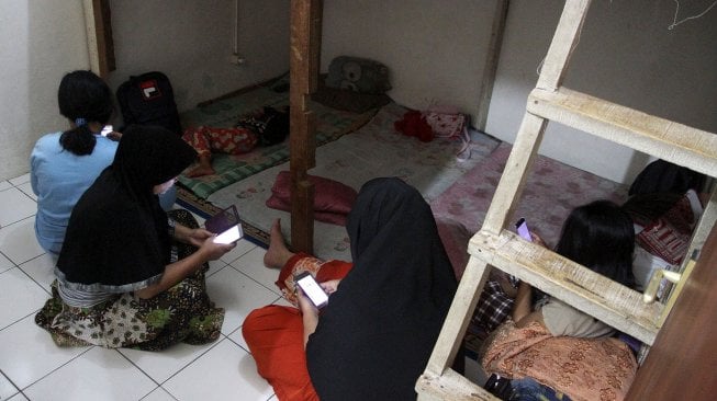 Sejumlah Asisten Rumah Tangga (ART) pengganti atau infal saat berada di Yayasan Bu Gito, salah satu penyedia jasa tenaga kerja di kawasan Cipete, Jakarta Selatan, Selasa (28/5).  [Suara.com/Arief Hermawan P]