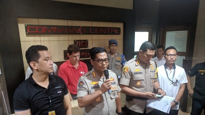 Bule bernama Jerry Duane Gray (59) yang ditangkap aparat Polres Jakarta Barat karena diduga melakukan ujaran kebencian melalui laman berbagi video YouTube. [Suara.com/Yosea Arga Pramudita]