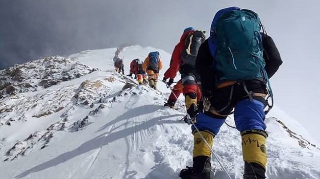 Ilustrasi para pendaki menuju puncak Gunung Everest. (AFP)