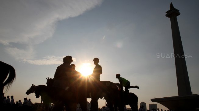 Anggota Polri dan TNI mengikuti Apel Operasi Ketupat di Silang Monas, Jakarta, Selasa (28/5). [Suara.com/Arief Hermawan P]