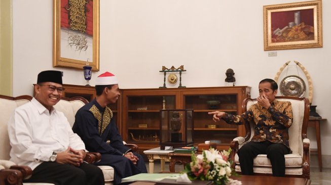 Presiden Joko Widodo berbincang dengan pemenang Musabaqah Tilawatil Quran (MTQ) Internasional Ke-7 di Turki, Syamsuri Firdaus (kiri) dalam pertemuan di Istana Merdeka, Jakarta, Selasa (28/5).  [ANTARA FOTO/Akbar Nugroho Gumay]
