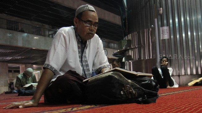 Suasana Itikaf di Masjid Istiqlal, Jakarta, Sabtu (25/5). [Suara.com/foto]