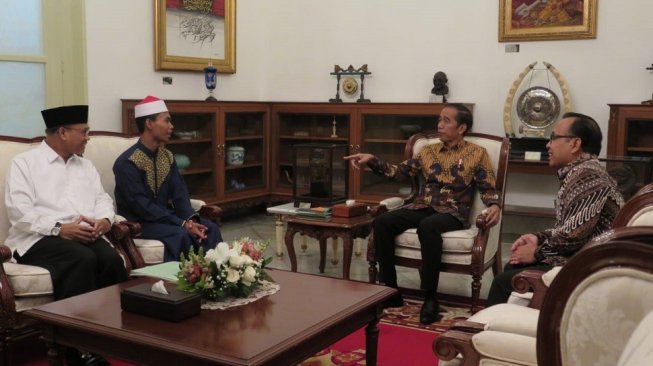 Dapat Uang dari Jokowi, Syamsuri Firdaus Kirim Orangtua ke Tanah Suci