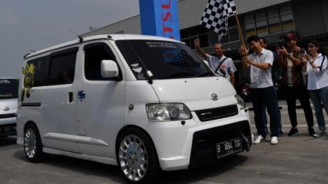 Marketing Planning Operation Support Department Head PT Astra International - Daihatsu Sales Operation Tri Mulyono (ketiga kanan) beserta jajaran manajemen melepas peserta mudik dalam Daihatsu Sahabat Mudik 2019 di Sunter, Jakarta Utara, Minggu (26/5/2019). Di tahun ini Astra Daihatsu mensupport 130 keluarga Sahabat Daihatsu untuk melakukan mudik bersama sebagai bentuk apresiasi kepada para pengguna mobil Daihatsu menyambut Idul Fitri 1440 H [ANTARA FOTO/Sigid Kurniawan]