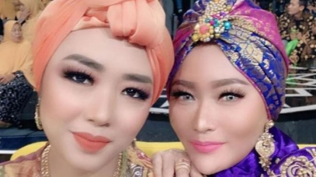 Iseng Banget, 5 Potret Kocak Soimah Gangguin Inul Daratista Foto