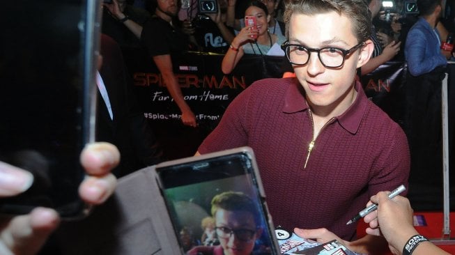 Aktor asal Inggris pemeran Peter Parker di film Spiderman, Tom Holland menyapa penggemarnya saat Meet and Greet di kawasan Nusa Dua, Bali, Senin (27/5). [ANTARA FOTO/Fikri Yusuf]