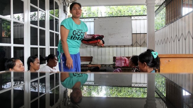 Sejumlah Asisten Rumah Tangga (ART) pengganti atau infal saat berada di Yayasan Bu Gito, salah satu penyedia jasa tenaga kerja di kawasan Cipete, Jakarta Selatan, Selasa (28/5).  [Suara.com/Arief Hermawan P]