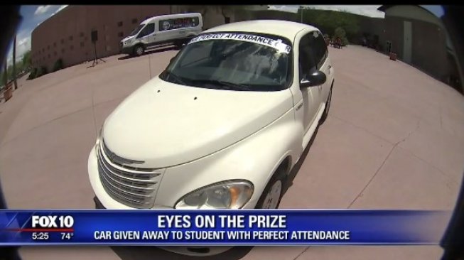 Siswa SMP dapat kado mobil Chrsyler PT Cruiser. (Fox10)