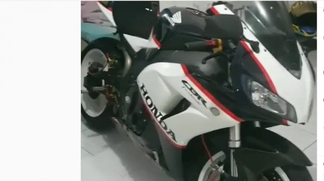 Honda CBR1000RR masuk kamar dan pamer suara knalpot [Instagram: @90es_rider]