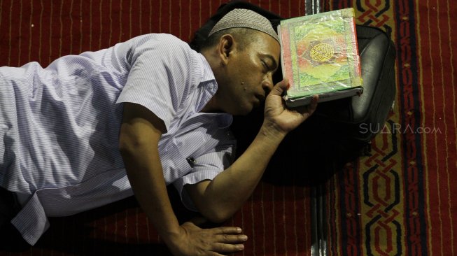 Suasana Itikaf di Masjid Istiqlal, Jakarta, Sabtu (25/5). [Suara.com/foto]