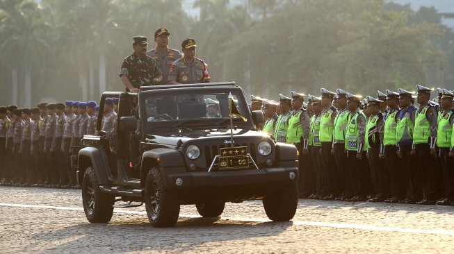 Kapolri Jenderal Tito Karnavian dan Panglima TNI Marsekal Hadi Tjahjanto mengecek pasukan saat Apel Operasi Ketupat di Silang Monas, Jakarta, Selasa (28/5). [Suara.com/Arief Hermawan P]