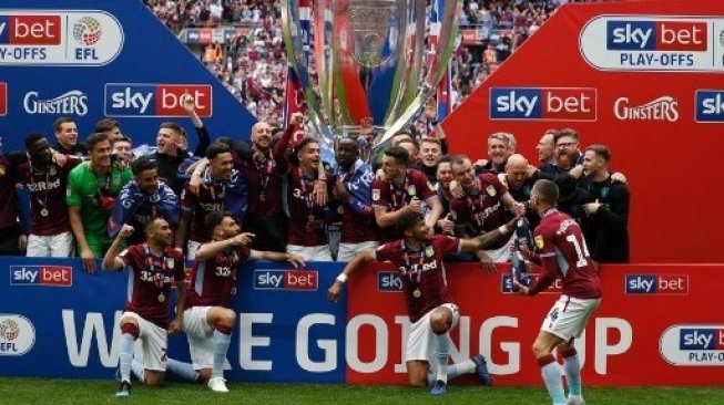 Para pemain Aston Villa merayakan kemenangan atas Derby County di final playoff Championship di stadion Wembley dan memastikan promosi ke Premier League. Adrian DENNIS / AFP