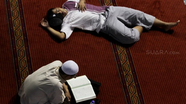 Suasana Itikaf di Masjid Istiqlal, Jakarta, Sabtu (25/5). [Suara.com/foto]