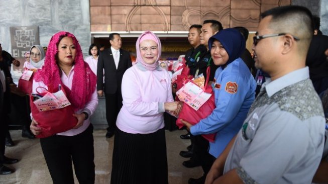 Persaudaraan Istri Anggota DPR Bagikan Paket Sembako Murah