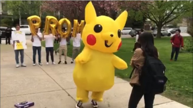 Pakai Kostum Pikachu, Cowok Ini Ajak Cewek ke Pesta Promnight