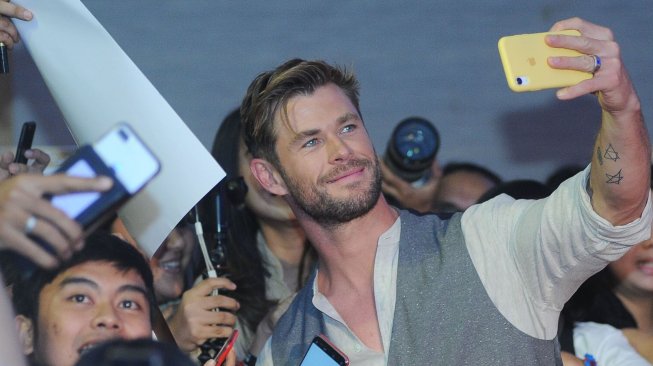 Aktor asal Australia Chris Hemsworth yang populer sebagai Thor sang Dewa Petir dalam film-film Marvel menyapa penggemarnya saat Meet and Greet di kawasan Nusa Dua, Bali, Senin (27/5). [ANTARA FOTO/Fikri Yusuf]