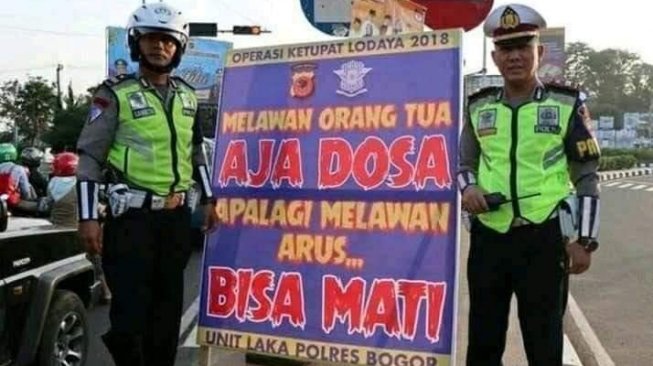 Imbauan kocak Polantas ke pemudik.