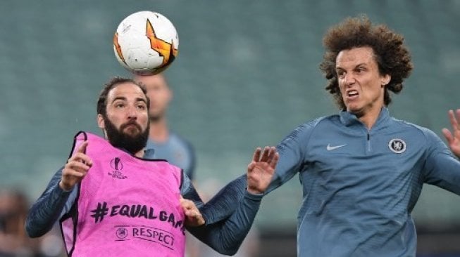 Striker Chelsea Gonzalo Higuain (kiri) dan bek David Luiz mencoba berebut bola saat sesi latihan di Baku Olympic Stadium menjelang final Liga Europa. Kirill KUDRYAVTSEV / AFP