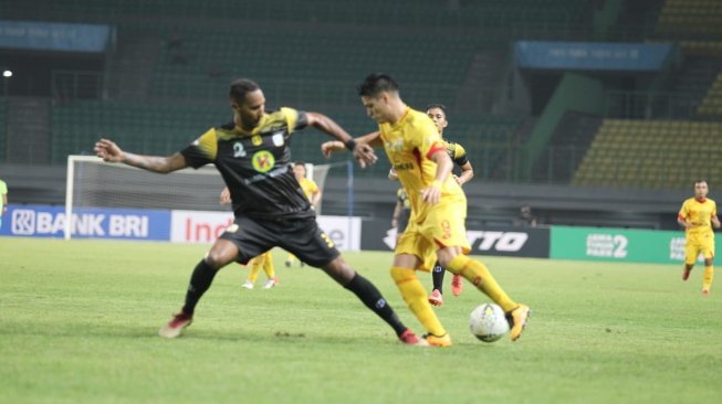 Pemain Bhayangkara FC Ramiro Fergonzi (jersey kuning) saat pertandingan Bhayangkara FC vs Barito Putera di Stadion Patriot Bekasi, Selasa (28/5/2019). (dok. Bhayangkara FC) 