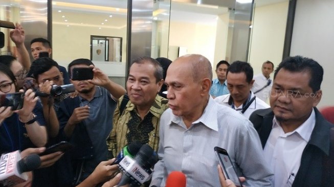 Kivlan Zen saat diperiksa sebagai tersangka di Bareskrim Polri. (Suara.com/Fakhri)