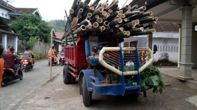  Mobil  Rakitan Lindas Pengendara Sepeda Motor di 