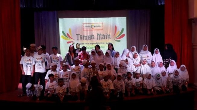 Mister Aladin menjadi “Teman Main” bagi 50 anak dari Taman Asuhan Aisyiyah untuk menikmati wahana di KidZania Jakarta.  (Suara.com/Dinda Rachmawati)