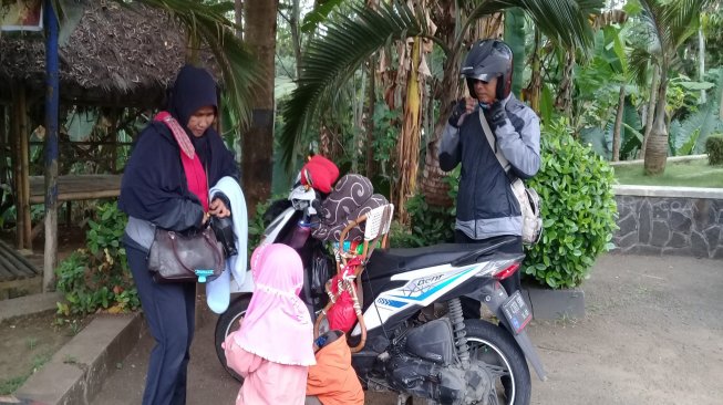 Suami Istri Pemudik Motor Naik Honda Beat, Bawa 2 Balita dan Gembolan