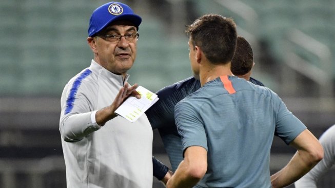 Pelatih Chelsea, Maurizio Sarri (kiri), memimpin latihan anak asuhnya jelang final Liga Europa 2018/2019 melawan Arsenal di Olympic Stadium, Baku, Azerbaijan, Selasa (28/5/2019). [AFP/Alexander Nemenov]