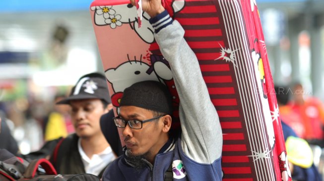 Calon penumpang kereta menunggu keberangkatan di Stasiun Pasar Senen, Jakarta (29/5). [Suara.com/Muhaimin A Untung]