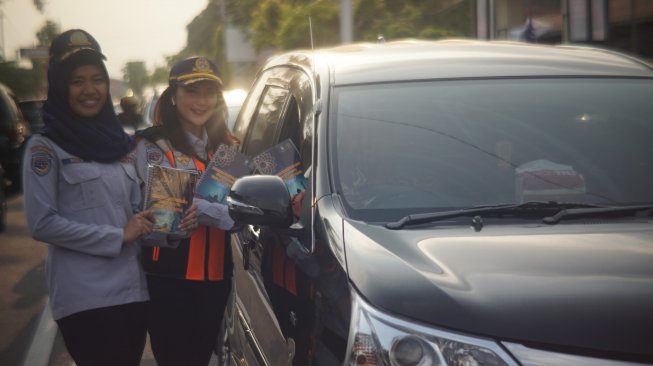 Agar Tak Tersesat,  Dishub Kota Solo Bagikan Buku Panduan Kepada Pemudik