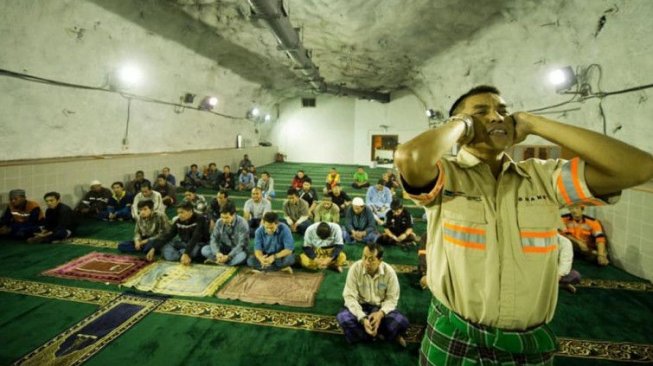 Karyawan Freeport Salat Tarawih dan Buka Puasa di dalam Perut Bumi 
