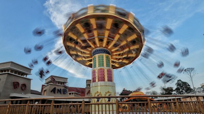 Sejumlah pengunjung mencoba saat uji coba wahana baru di Dunia Kartun, Dufan, Jakarta, Selasa (28/5). [Suara.com/Muhaimin A Untung]