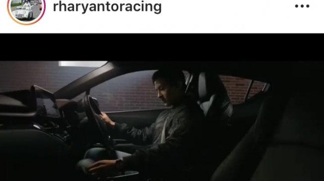 Rio Haryanto dalam kabin New Toyota C-HR Hybrid [Instagram: rharyantoracing].