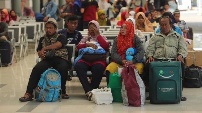 Calon penumpang kereta menunggu keberangkatan di Stasiun Pasar Senen, Jakarta (29/5). [Suara.com/Muhaimin A Untung]