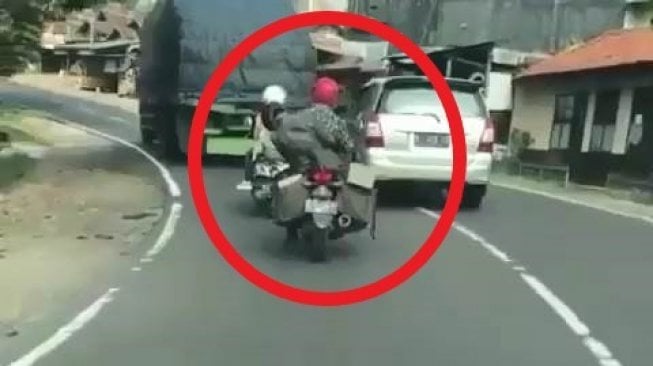 Pemudik Sepeda Motor Ngantuk, Warganet Sebut Ingin Latihan Cornering