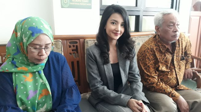 Diminta Balikin Honor Atalarik Syach, Tsania Marwa Jual Emas Batangan