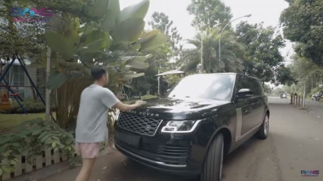 Range Rover hitam milik Raffi Ahmad. (Youtube/Rans Entertainment)