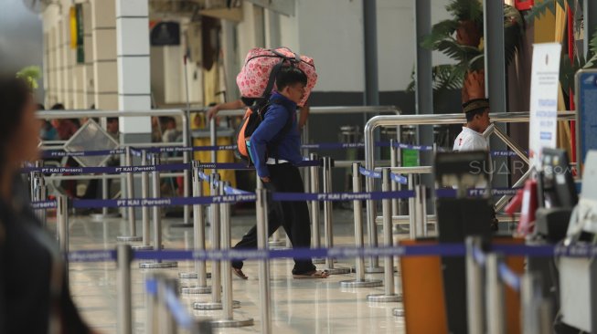 Calon penumpang kereta menunggu keberangkatan di Stasiun Pasar Senen, Jakarta (29/5). [Suara.com/Muhaimin A Untung]