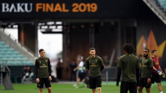 Para pemain Arsenal tengah melakukan latihan jelang final Liga Europa 2018/2019 melawan Chelsea di Olympic Stadium, Baku, Azerbaijan, Selasa (28/5/2019). [AFP/Ozan Kose]