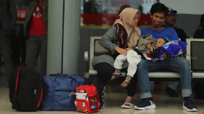 Calon penumpang kereta menunggu keberangkatan di Stasiun Pasar Senen, Jakarta (29/5). [Suara.com/Muhaimin A Untung]