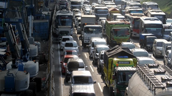 Dicegat Polisi di Pintu Tol, 800 Kendaraan Pemudik Disuruh Balik Kanan