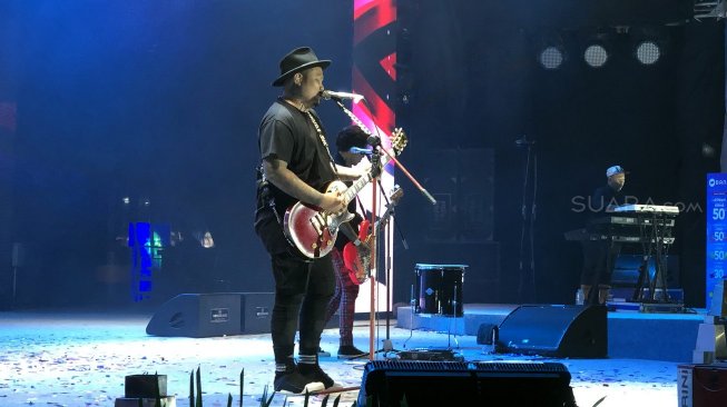 Grup band Last Child menjadi salah satu penampil dalam acara Opening Ceremony Jakarta Fair 2019 di JIExpo Kemayoran, Jakarta Pusat, Rabu (29/5/2019) malam. [Suara.com/Revi Cofans Rantung]