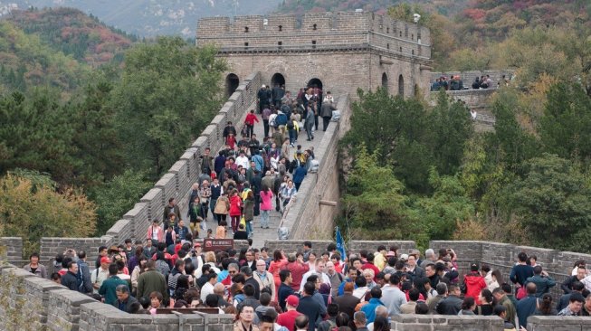 Kepadatan turis di Tembok China. [Shutterstock]